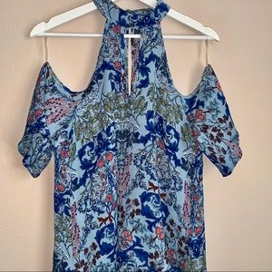 Lily white cold shoulder clue top